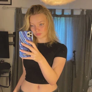 Kort tröja - Säljer denna jätte fina korta tajta tröja💗 använd ganska mycket men är nu för liten