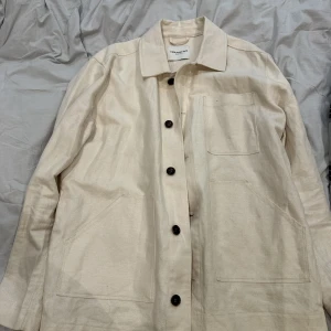 Säljer min overshirt från These glory days  - Snygg ”jacka” från these glory days som jag köpt på volt. I färgen beige i storlek L. Finns fler bilder privat! Använd ca 2/3 gånger! Nypris 1400 kr. Mitt pris: 500 kr