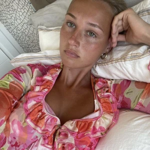 Blommig topp - Säljer denna jättefina topp/blusen (??) i stl S. Helt oanvänd<3 Lånade bilder från Filippa Moulier på insta<3