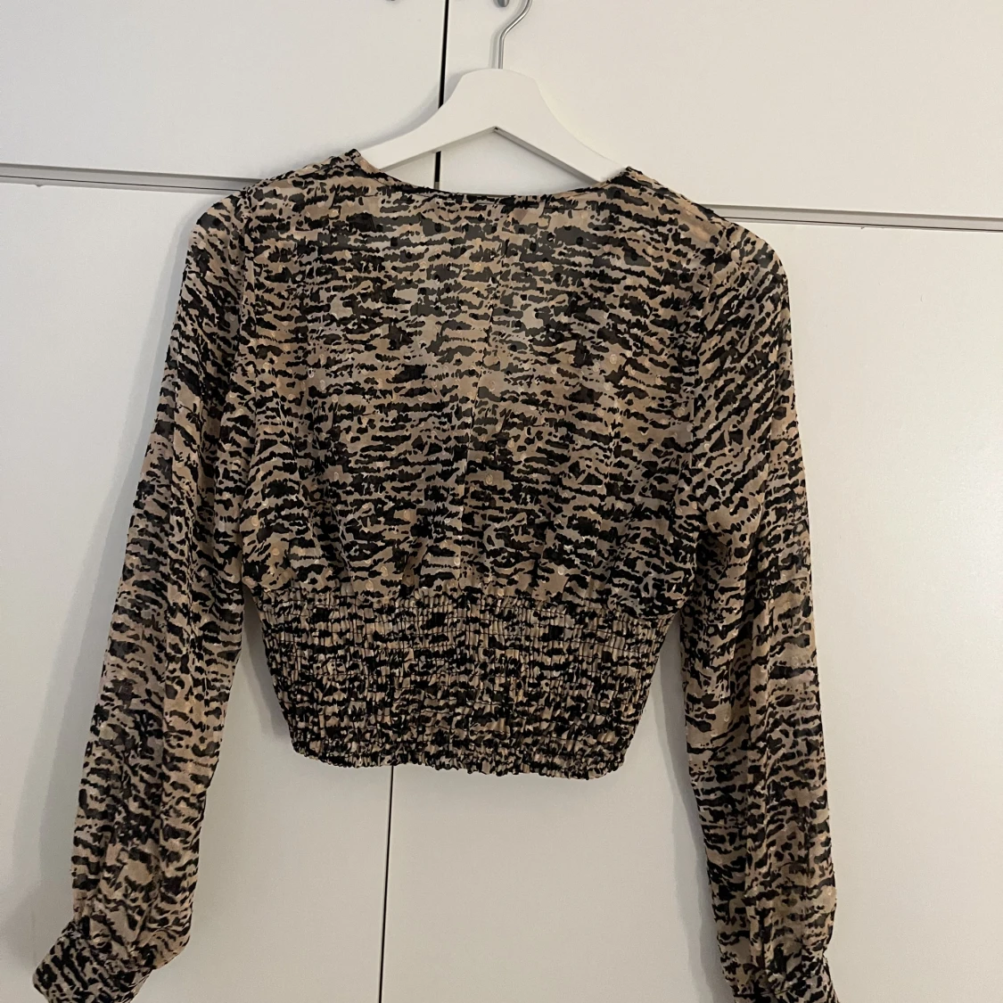 Leopard croppad blus från Zara med urringning - 90