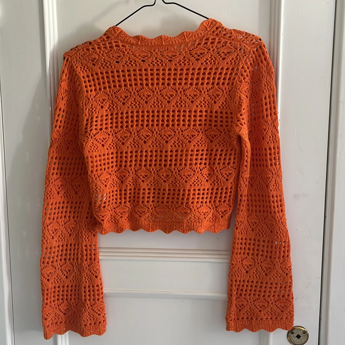 Virkad orange tröja från Monki. - 91