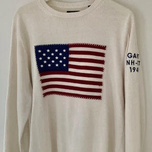 Stickad tröja från GANT - Vit stickad tröja från Gant på storlek L. Väldigt sparsamt använd. 