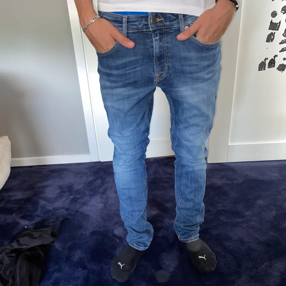 Säljer dessa snygga Tommy Hilfiger jeans. Köpa för 1200kr, skick 9/10!. Jeans & Byxor.
