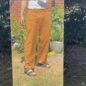 Ett par orange/bruna jeans med stora fickor både fram och bak. Knappt använda.  De är lite för korta på mig, jag är 185