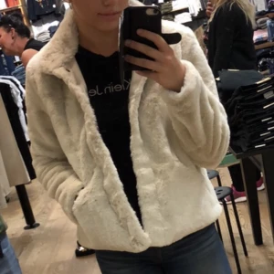 Faux fur VILA  - Storlek s