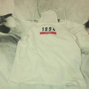 Linne - Den är ut töjbar på framsidan så att den täcker