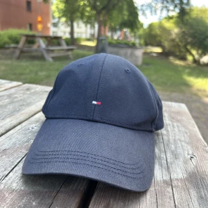 Tommy hilfiger - Använd Tommy hilfiger keps. Köpt från tommmy hilfiger butik. Säljer för 150 kr 