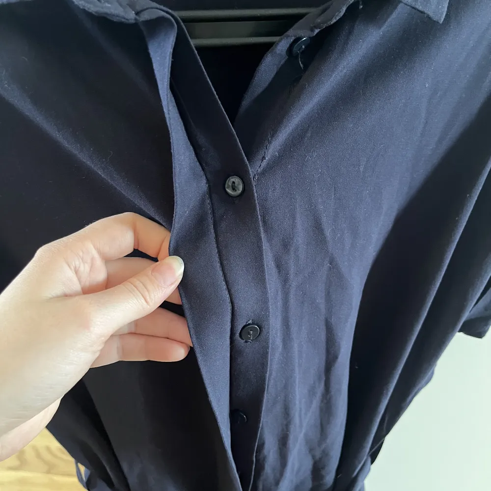 Jättefin mörkblå skjortklänning i rak form men med stretchigt tyg. Från veromoda, aldrig använd . Klänningar.