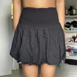 svart volang  kjol  - säljer denna super söta Volangkjol ifrån Lindex! kommer inte till användning! 💖den är super stretchig