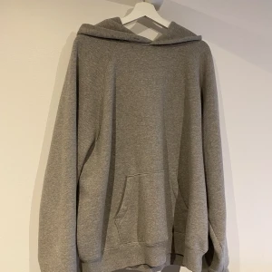 Fear of God ”Essentials” Hoodie - Hoodie från Fear of Gods kollektion ”Essentials”. Använd sparsamt.