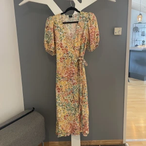 Blommig sommarklänning  - Superfin blommig sommarklänning i gott skick! 