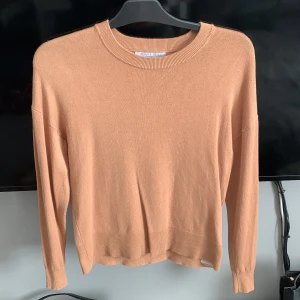 Stickad tröja  - Stickad tröja   Aldrig använd!