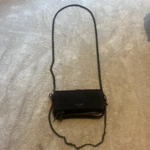 Sjukt fin väska!!! - Knappt använd väska från Zadig💖med coolt mönster💖 Pris kan diskuteras vid snabb affär🤗🤗