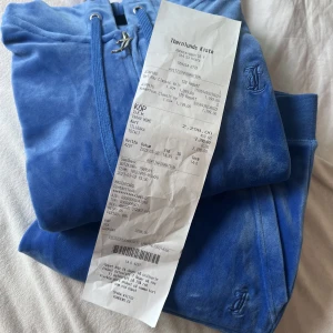 Juicy Couture dress - Juicy Couture Dress underdel+överdel Royal Blue strl. M/L  Helt ny dress, endast använd under ett tillfälle. (photoshoot/videoinspelning) Kemtvättad. Kvitto finns med och visas även på bilderna. Du får även information om hur dressen ska tvättas hemma. 