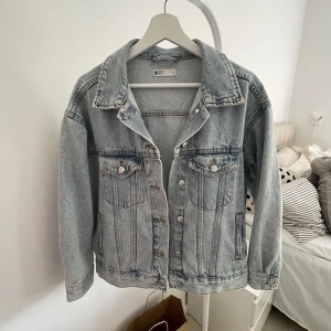 Jeansjacka - Jättefin jeansjacka som jag säljer då den inte kommer till användning, använd 1 gång🌟 Nypris 500, passar även S då den är lite overzized.
