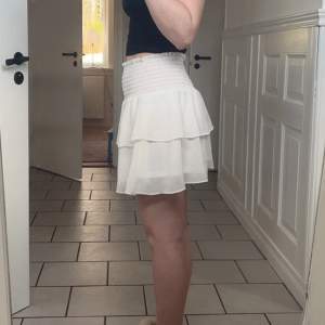 Säljer min vita volang kjol från Chelsea som jag endast använt på skolavslutning. Storlek S, inge defekter eller något på den☺️