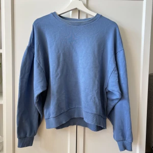 Sweatshirt - Sweatshirt med ballongärmar, superfin blå färg. Kom med prisförslag eller köp nu, skicka ett meddelande vid frågor😊