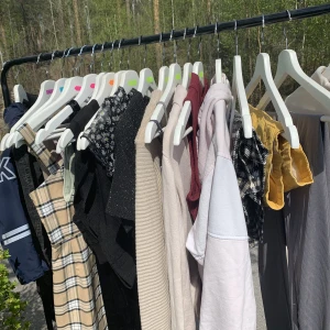 Massvis med kläder! UTFÖRSÄLJNING  - Flertal kläder som jag vill sälja ut som blev kvar efter dagens loppis! Priserna går mellan 10-60kr! Bara att fråga om ni vill veta mer detaljer om de olika plaggen! 