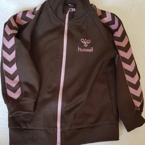 Barn Hummel  - Lek/ vår sommar jacka sparsamt använd inga defekter fin och i nyskick köpt för 399
