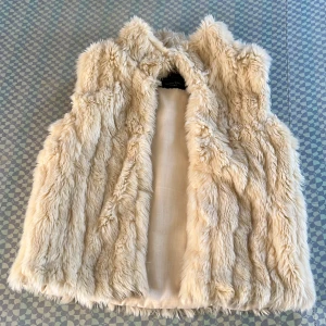 Pälsväst 🤍 - En gullig pälsväst från Zara. Den är i storlek kids S och passar mig som är 140. Fint skick. 💗
