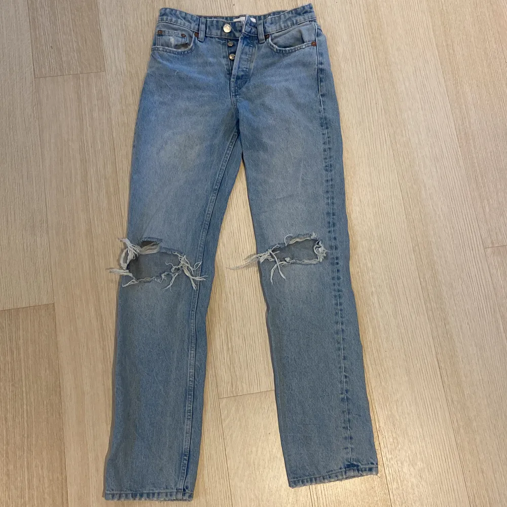 Säljer dessa mid Rise zara jeans . Super fina och bra skick !💗. Jeans & Byxor.