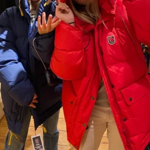 Röd fjällräven expedition jacka! - Säljer jackan då den var lite för stor för mig❤️ Annars är den super fin och har en liten fläck men annars fint skick!  Original pris 7400 (inte mina bilder men skriv för o få privat)