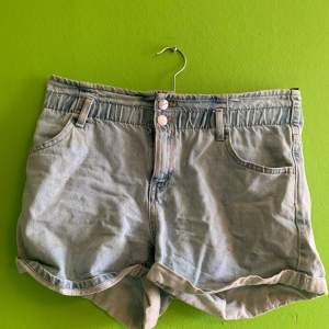 Medelmidjade jeansshorts i storlek 158. Frakten är egentligen 60kr