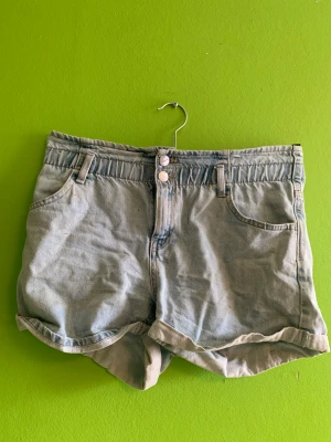 Jeansshorts  - Medelmidjade jeansshorts i storlek 158. Frakten är egentligen 60kr