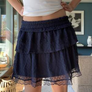 Säljer denna jättefina kjol! Aldrig använd så helt i nyskick, vikt ned kanten men har fler bilder på kjolen! ❤️
