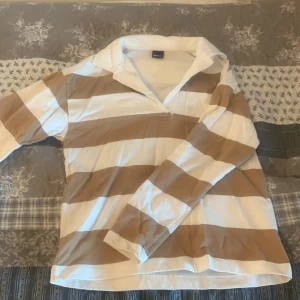 Randig tröja  - En super fin tröja från ginatricot som jag längre inte använder, den har använts någora gånger men är fortfarande i väldigt bra skick 