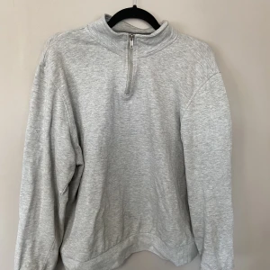 Grå hoodie  - Den är i bra skick knappt använd eftersom den var lite för liten. 