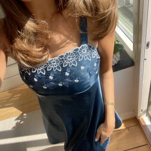Blå klänning med spets - Jättevacker mörkblå satinklänning/nattlinne med blommor. DM för fler bilder! 