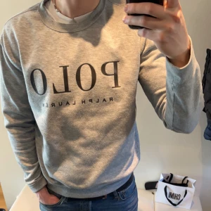 Ralph lauren sweatshirt - Fräsch ralph lauren sweatshirt i väldigt bra skick!