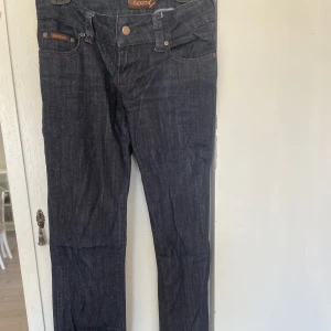 Jeans  - Snygg och unika lågmidjade jeans, jättefina men kommer tyvärr inte till användning. 