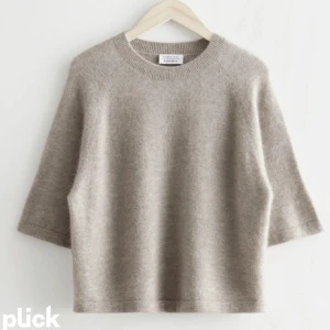 Stickad tröja  - Säljer min stickade tröja från &other stories. Sparsamt använd så som ny. 