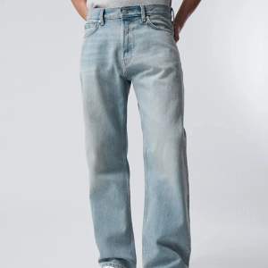 !lånade bilder från webbsidan, tror de är samma färg! Kan skicka flera bilder :)) Jättefina typ straight/baggy jeans, säljer då de är för stora på mig. 