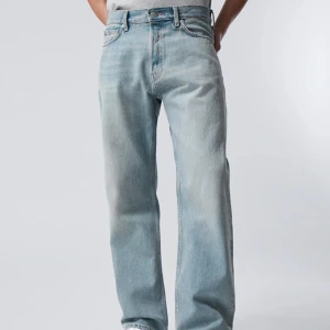 Weekday space jeans - !lånade bilder från webbsidan, tror de är samma färg! Kan skicka flera bilder :)) Jättefina typ straight/baggy jeans, säljer då de är för stora på mig. 