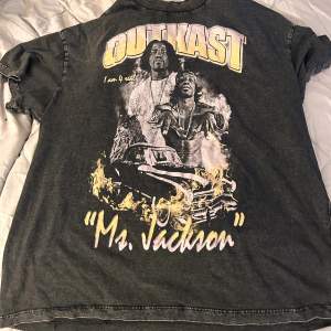 Ms Jackson T-shirt i bra skick, storlek M.