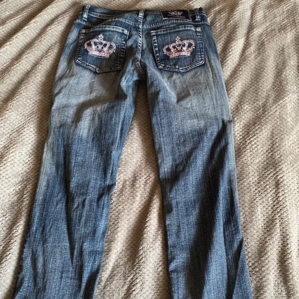 Supersnygga lågmidjade Victoria Beckham jeans med rosa krona!🤩 nyskick! Modellen är bootcut och de är lågmidjade! Passar 36-38 (w29)🌸 midja: ca 88 cm, höft: ca 104 cm, Innerbenslängd: ca 71 cm🫶🏼. Jeans & Byxor.