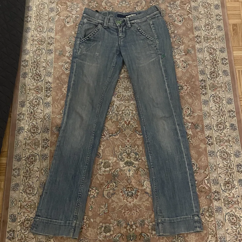 Ett par y2k lowrise jeans med klöver på baksidan. Lite sliten längst ner men syns ej mkt när man har på sig de. . Jeans & Byxor.