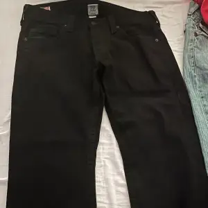 True religion jeans svarta, passar dig som är ungefär 180-190 lång.