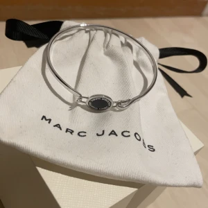 Marc Jacobs armband  - Äkta armband som är i helt nytt skick. Använts endast en gång. Orginalpris: 999kr