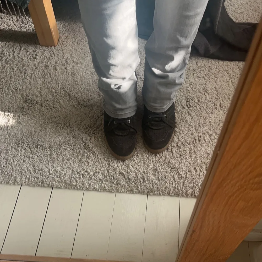 Jättesnygga ljusgråa lågmidjade ltb jeans, passar mig som är 164 och skulle troligtvis passa nån som är lite kortare eller längre än det💞. Jeans & Byxor.