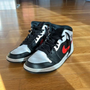 Jordan 1 crimson red  - Ett par Jordan 1 crimson red i storlek 42.5