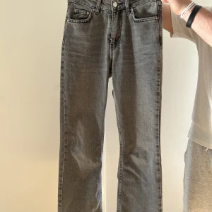 Gråa Jeans  - Gråa Jeans ifrån Gina tricot strl 32 petite modell.  Som nya använd ca 2 gånger. Säljer dem pga av att de längre inte passar mig. Pris kan diskuteras. Frakt är inkluderat i priset.  Bättre bilder kan skickas. 💕