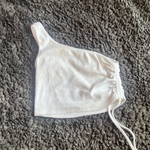 Topp  - Jättefin och söt topp med ett axelband och scrunch + snöre i sidan💕 endast använd någon enstaka gång💓 perfekt till sommaren/fest eller liknande