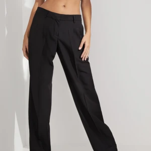 Kostymbyxor - Säljer lågmidjade kostymbyxor från Nelly. Helt nya, prislappen kvar. Säljer pga fel storlek. Skriv gärna vid intresse eller frågor💗