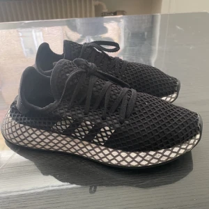 Adidas originals - Svarta oct vita adidas skor köpte för ett år sidan för 600 kr