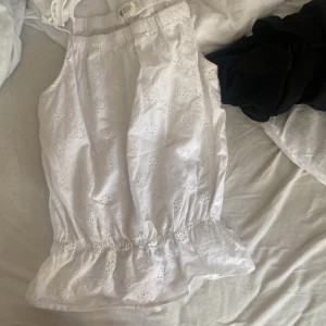Vit topp - En fin sommartopp med volang och blommbroderier  från zara, köptes förra sommaren men kom ej till användning, pris kan diskuteras 