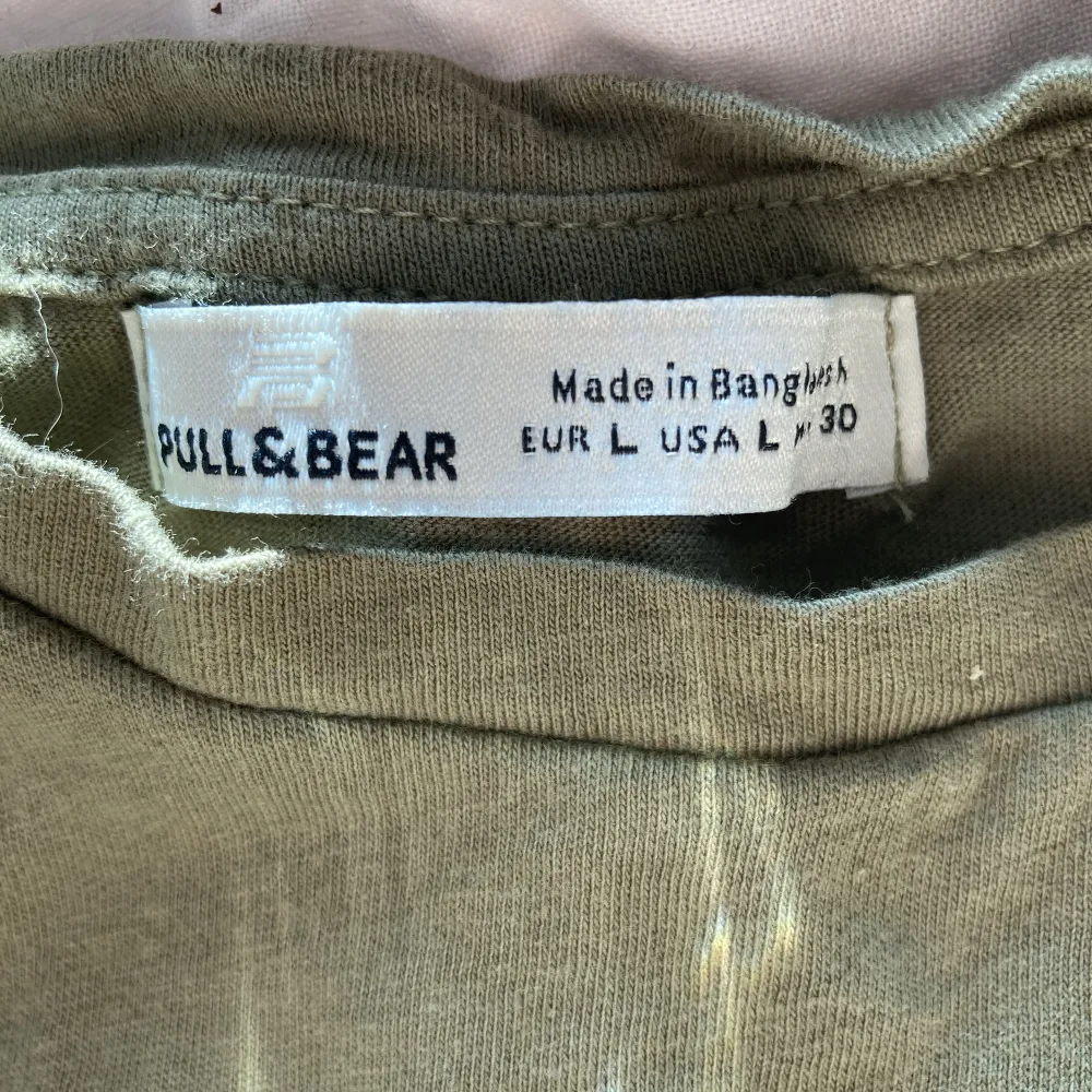 Säljer en grön outdoor soul tröja från pull&bear 😊 tröjan har används förut men har inga skador.. T-shirts.